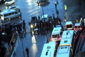 Esnaf elektirik kesintisi i&ccedil;in yol kapattı