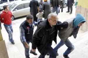 Polise i&ccedil;ki şişesiyle saldıran 5 kişi tutuklandı