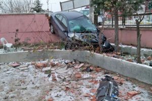 Buzda kayan otomobil duvara &ccedil;arptı: 3 yaralı
