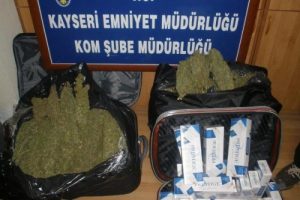 Otomobilden valiz dolusu esrar &ccedil;ıktı!