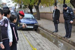 Kadın saldırgan okul m&uuml;d&uuml;r&uuml;n&uuml; av t&uuml;feğiyle vurdu