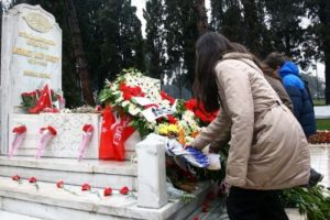 Dedesi Akif'in yakınına defnedilecek