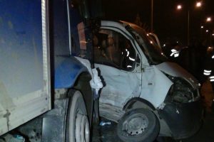 Kamyonla kamyonet &ccedil;arpıştı: 1 &ouml;l&uuml;