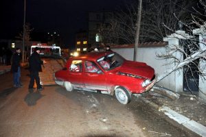 Kaldırımdaki yayaya otomobil &ccedil;arptı