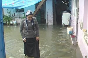 Evini su basan 5 &ccedil;ocuk annesinin g&ouml;zyaşı