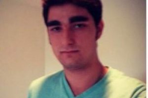 Erkek adam kaşlarıyla oynatmaz