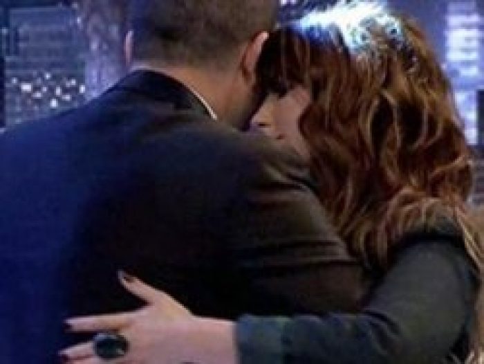 Hazal Kaya'dan canlı yayında tango