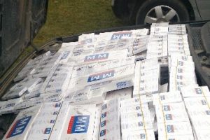 Otomobilin kaputunda ka&ccedil;ak sigara
