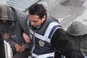 Cinsel ilişkiye girdikleri 2 kız &ccedil;ocuğuna fuhuş yaptırdılar