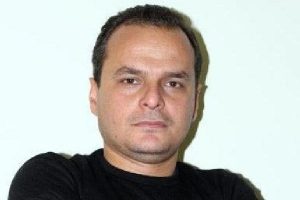 Balkondan d&uuml;şen gazeteci ağır yaralandı