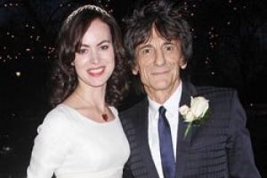 Rolling Stones gitaristi Ronnie Wood evlendi