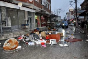 Kiracısının eşyalarını balkondan attı