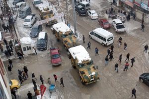 Sınıra asker ve m&uuml;himmat sevkiyatı