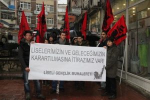 Liseli gen&ccedil;ler, kıyafet y&ouml;netmeliğini eleştirdi