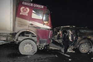 Y&uuml;ksekova'da trafik kazası: 2 &ouml;l&uuml;, 4 yaralı