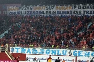 Sel&ccedil;uk, Burak ve Umut'a pankartlı g&ouml;nderme