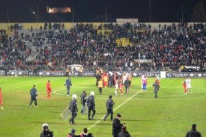 Karşıyaka taraftarları sahaya girdi