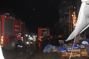 Elektrik direği yandı, halk isyan etti