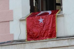 Cağaloğlu'ndaki yangında T&uuml;rk bayrağı mucizesi