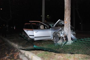 Ağaca &ccedil;arpan otomobilden i&ccedil;ki şişeleri &ccedil;ıktı