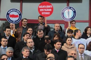 Sağlık &ccedil;alışanlarından hamile doktora saldırıya tepki