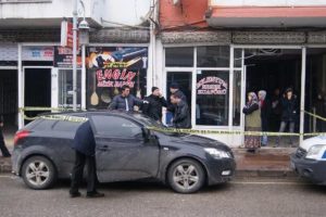 Otomobilde başından vurulmuş olarak &ouml;l&uuml; bulundu