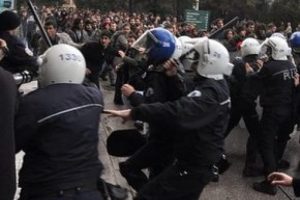 ODT&Uuml;'de polis dayağına &uuml;niversitelerden destek