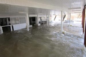 Manavgat Irmağı'nda su seviyesi y&uuml;kseldi işyerlerini su bastı