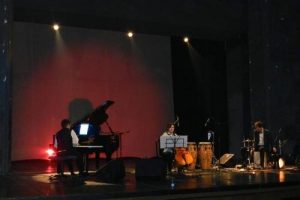 Klasik m&uuml;zik eşliğinde oryantal ve flamenko ritimleri buluştu