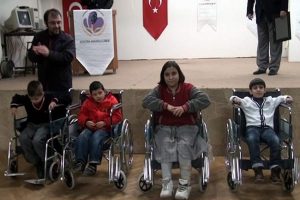 &Ouml;ğrencilerden mavi kapakla 4 engelliye tekerlekli sandalye