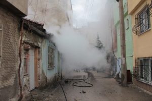 5 dakika &ouml;nce &ccedil;ıktığı ev dumanlar altında kaldı