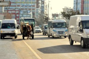 At arabaları yine yollarda