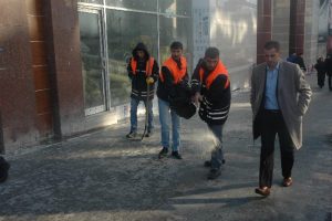 Buz tutan kaldırımlar tuzlandı
