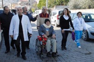 6 yıldır yatağa mahkum hastaya pazar gezisi