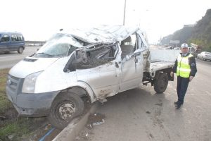 Kamyonet direğe &ccedil;arptı