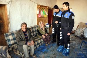 Duyarlı komşular bir aile dramını ortaya &ccedil;ıkardı