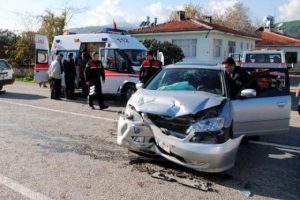 2 otomobil kafa kafaya &ccedil;arpıştı: 4 yaralı