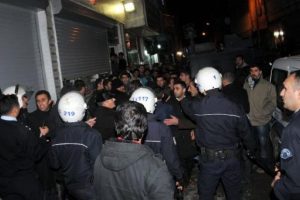 Ortalığı savaş alanına d&ouml;nd&uuml;rd&uuml;ler