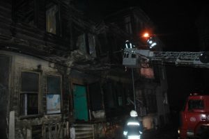 Tarihi ev yangında k&uuml;l oldu