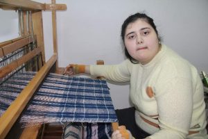 Engelliler dokumacılık ve marangozluk yapıyor