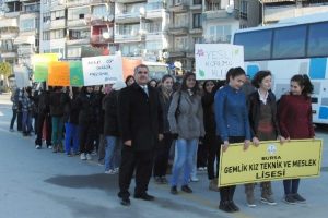 Kız meslek &ouml;ğrencileri yeşil &ccedil;evre i&ccedil;in y&uuml;r&uuml;d&uuml;
