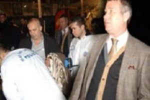 Metin Şent&uuml;rk arabasını soyan hırsızlara seslendi