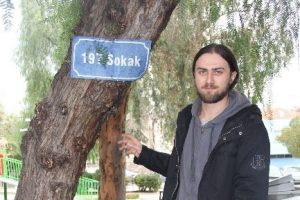 Ağaca asılan kediye kimse sahip &ccedil;ıkmadı