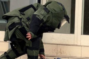 Adliye &ouml;n&uuml;nde ş&uuml;pheli poşet paniği