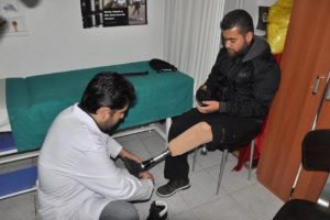 Suriyeli gence Eskişehir'de protez bacak takıldı