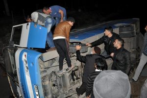 Otomobille &ccedil;arpışan minib&uuml;s kanala devrildi: 5 yaralı