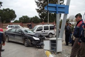 Kaza yapan aracın tamponu az kalsın &ouml;ld&uuml;r&uuml;yordu