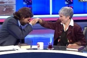 Rasim Ozan K&uuml;tahyalı canlı yayında neden el &ouml;pt&uuml;?