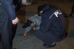 Dershaneden &ccedil;ıkan kızlara &ccedil;arptı