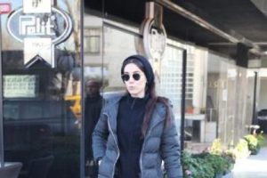 Cansu Dere hastaneden &ccedil;ıkarken g&ouml;r&uuml;t&uuml;lendi